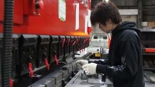 工場長 青川亨峻 Takashi Aokawa この仕事に携わって25年の経験を活かしてお客様の要望に答えられるよう努力して参ります!